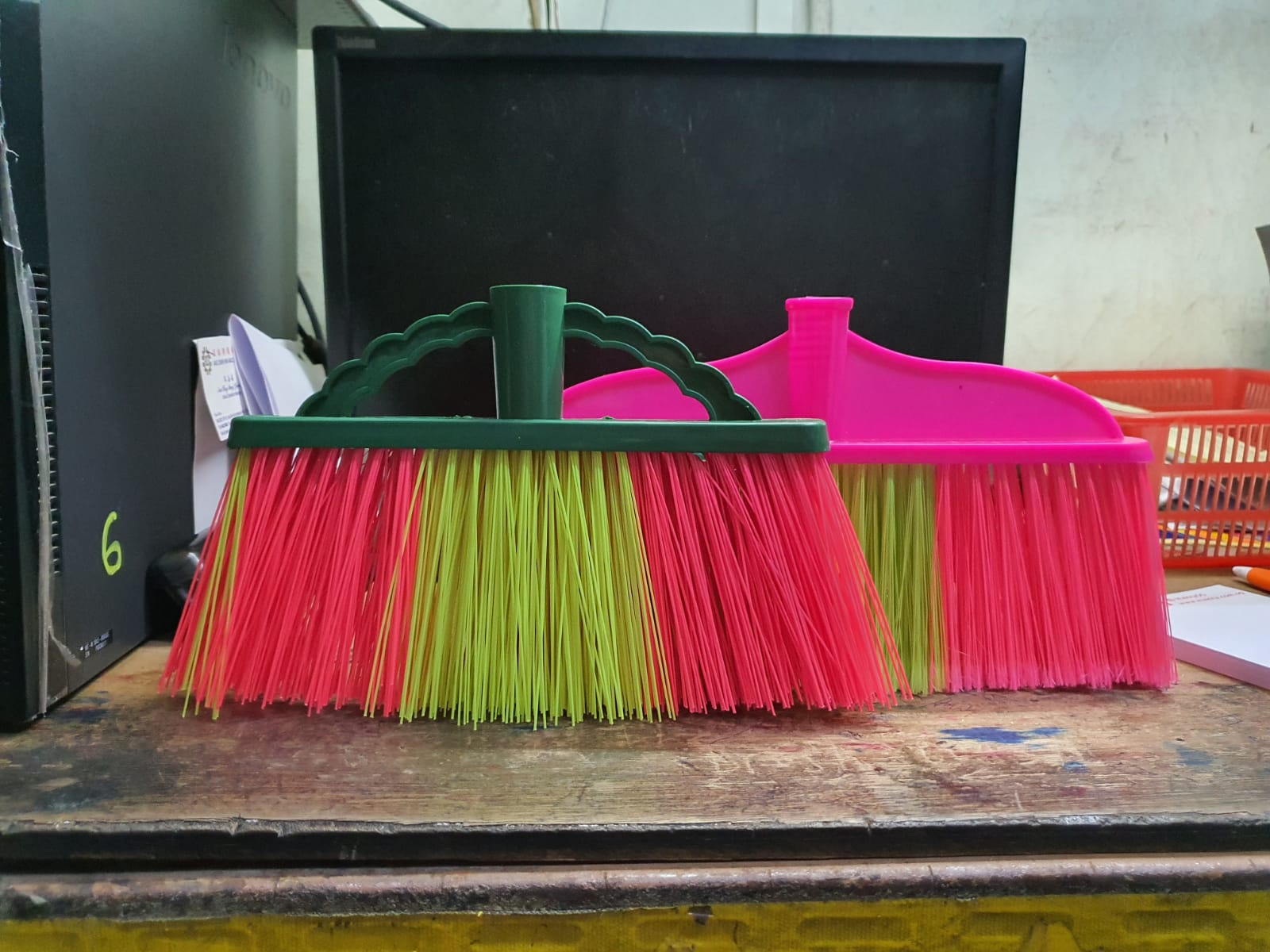 http://aikchinhin.sg/cdn/shop/products/nylon-broom-with-handle-4ft-hard-and-soft-broom-aikchinhin-960118.jpg?v=1664384712