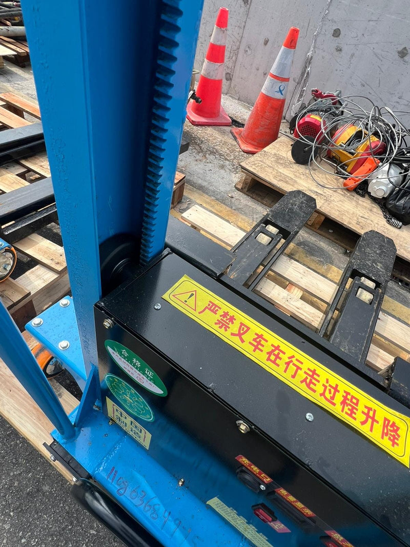 Aiko Semi Self Lifting Electric Stacker DC 0.6Ton /0.8Ton 1.3m Can Up Lorry | Model: PT-TB Semi Electric Stacker Aiko 