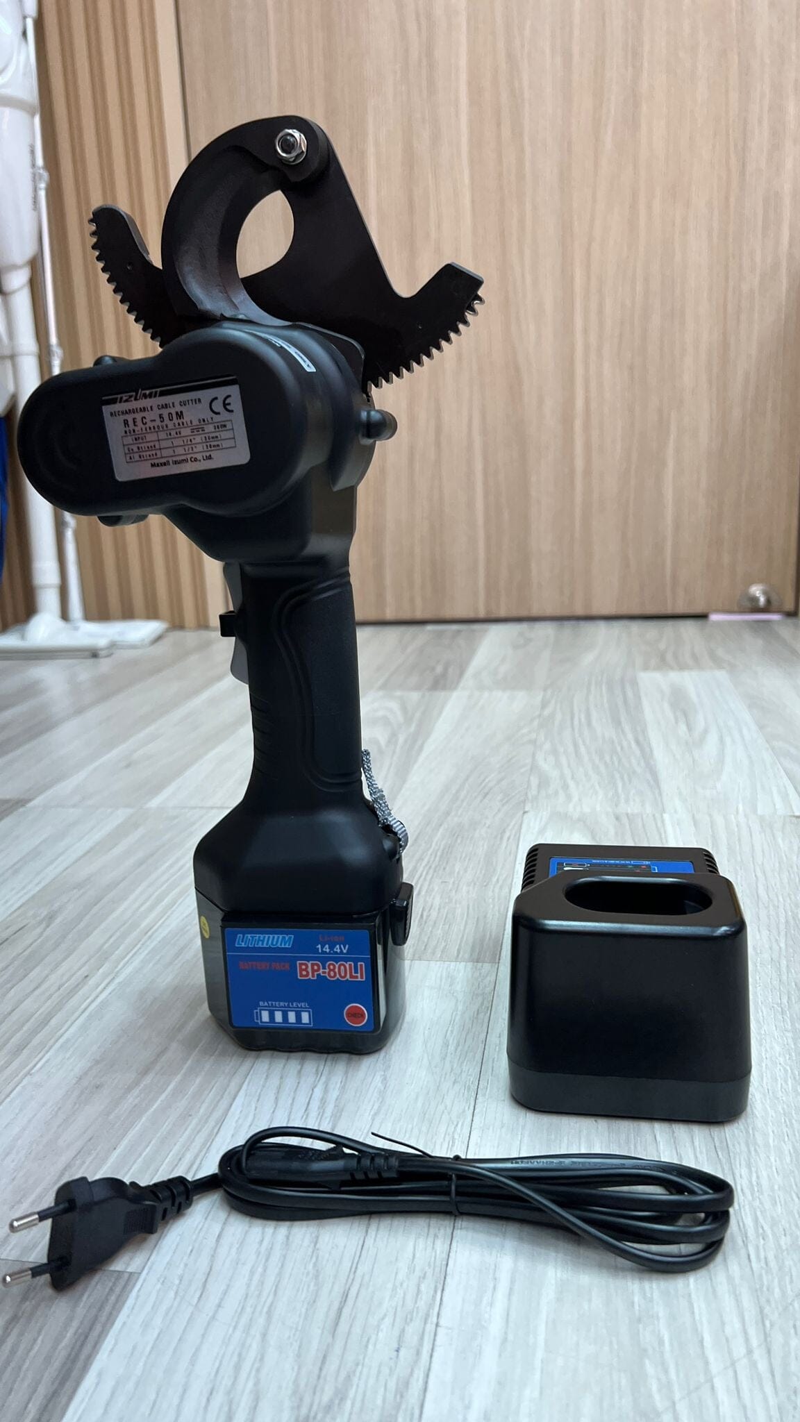 IZUMI Cordless Battery Ratchet Cable Cutter 50mm Model REC50M