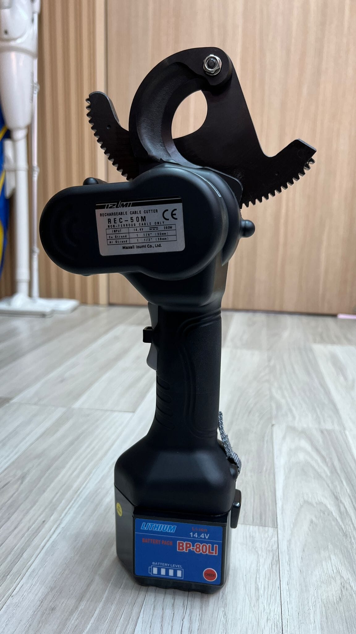 IZUMI Cordless Battery Ratchet Cable Cutter 50mm Model REC50M