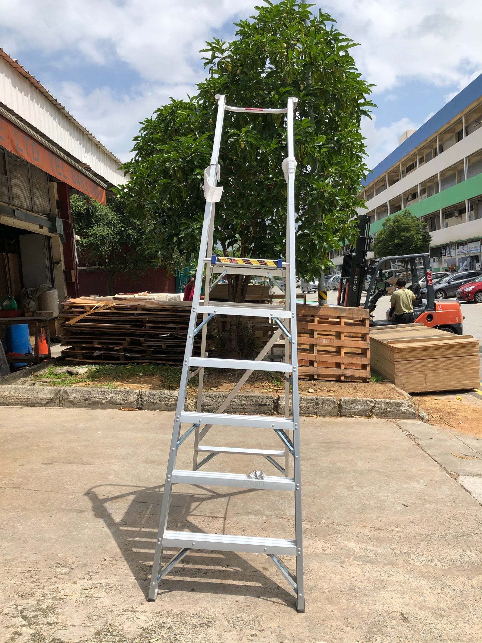 XG Aluminium Platform Ladders Come with Safety Chain | Sizes : 3 Steps