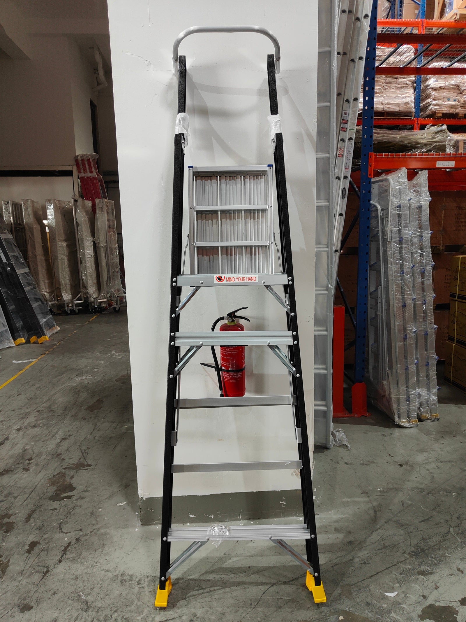 XG Fibreglass Platform Ladder Black with Safety Chain | Model: L-XG152