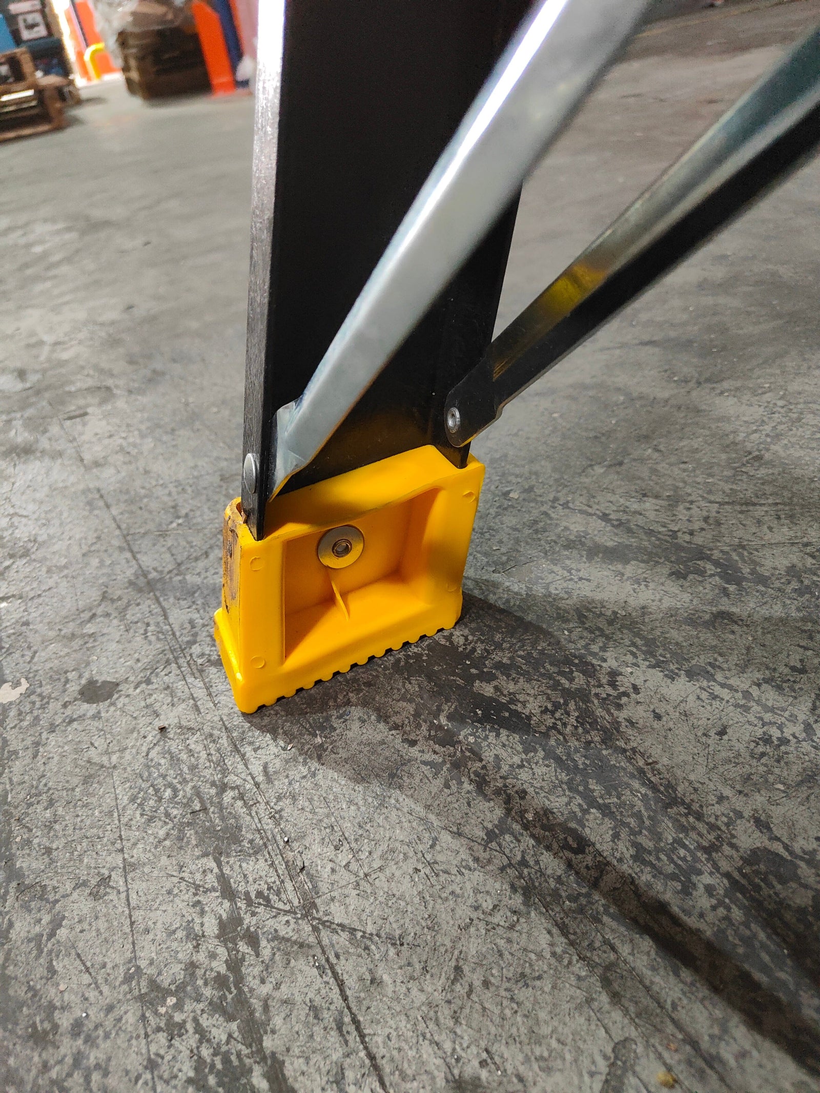 XG Fibreglass Platform Ladder Black with Safety Chain | Model: L-XG152