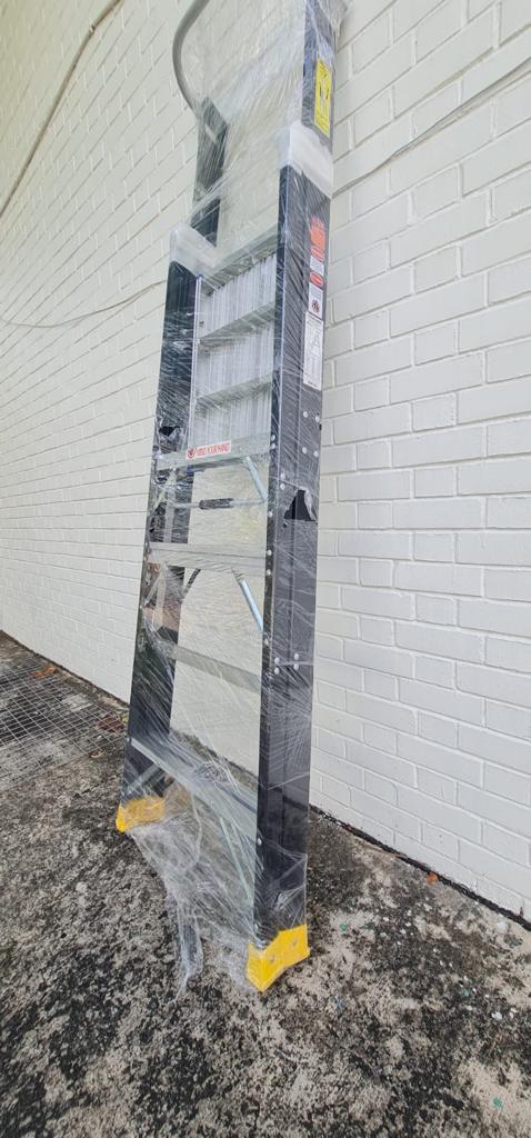 XG Fibreglass Platform Ladder Black with Safety Chain | Model: L-XG152