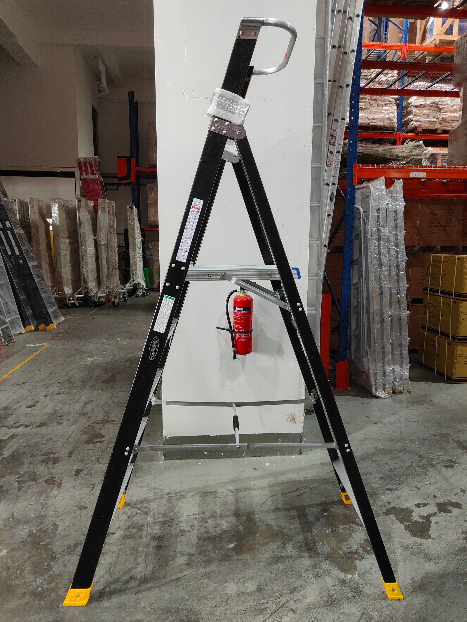 XG Fibreglass Platform Ladder Black with Safety Chain | Model: L-XG152