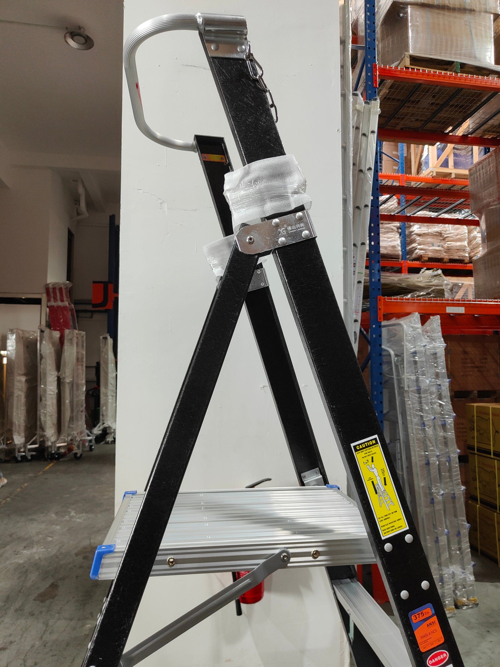 XG Fibreglass Platform Ladder Black with Safety Chain | Model: L-XG152